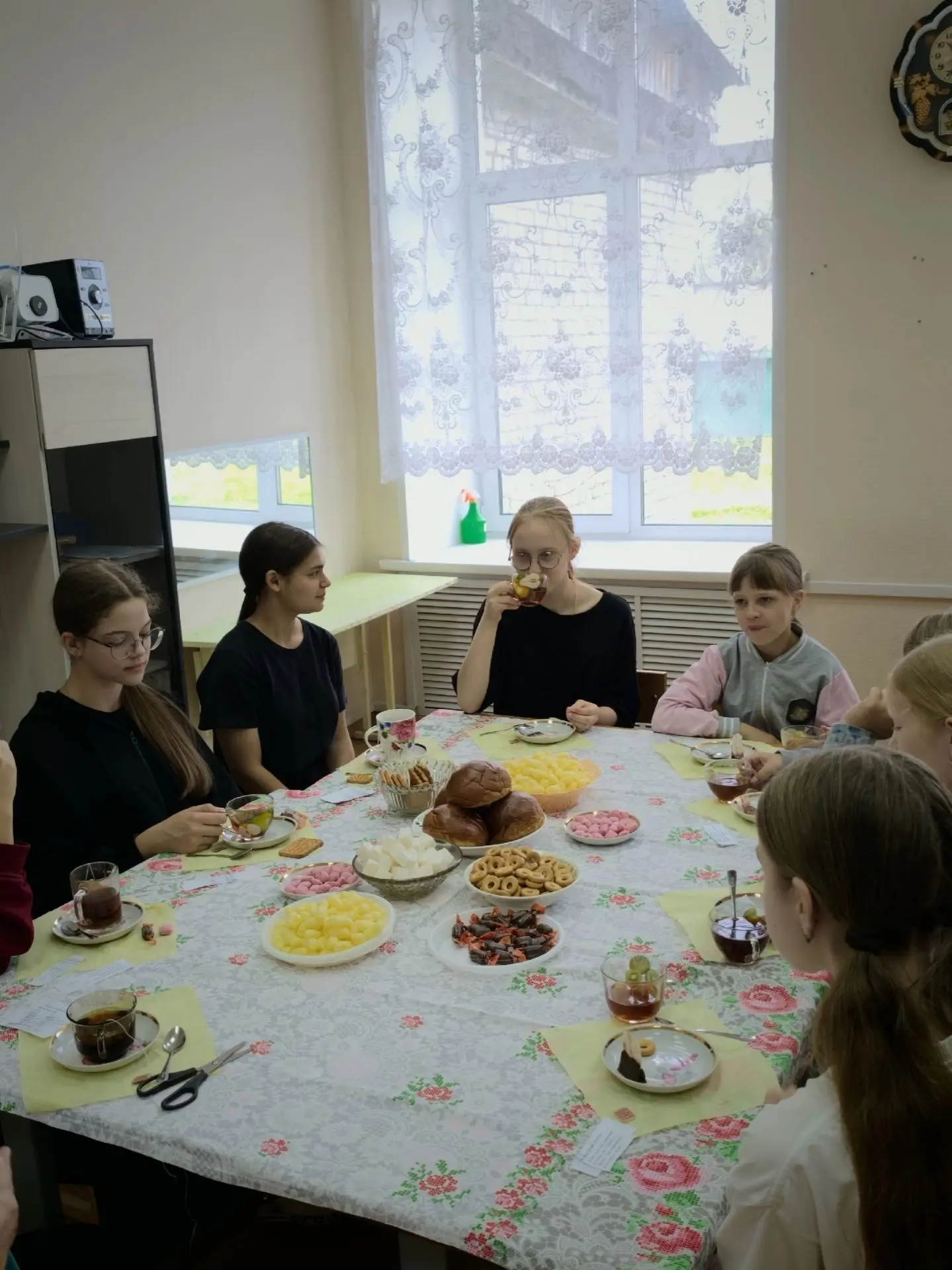✨Старые добрые традиции✨

Сегодня в нашей школе прошло чаепитие в духе старинных русских посиделок!�