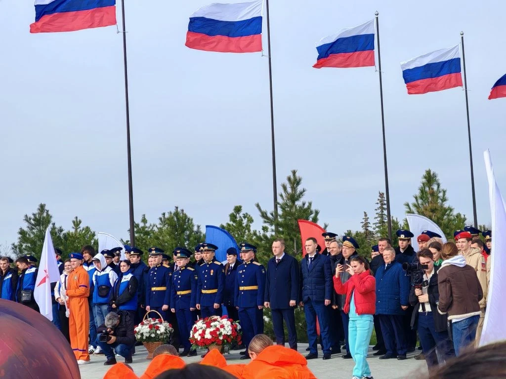 В Парке покорителей космоса имени Юрия Гагарина (Энгельс) проходят главные торжества в ...