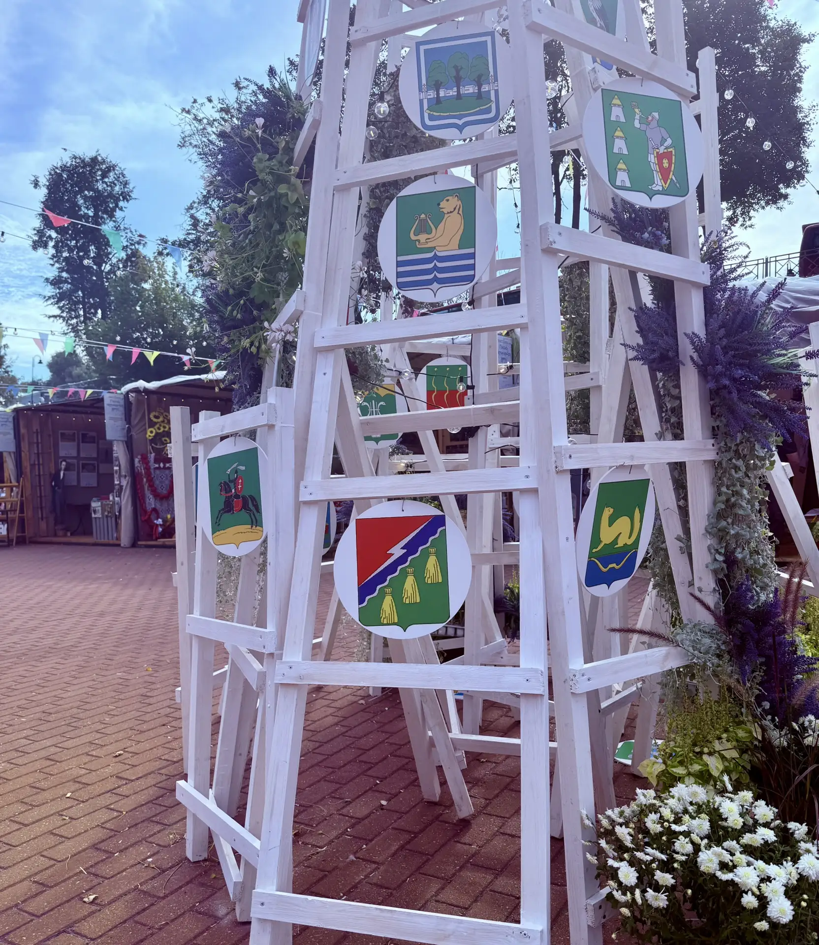 В Финском парке города Пскова продолжается межмуниципальная экспозиция «Россия начинает...