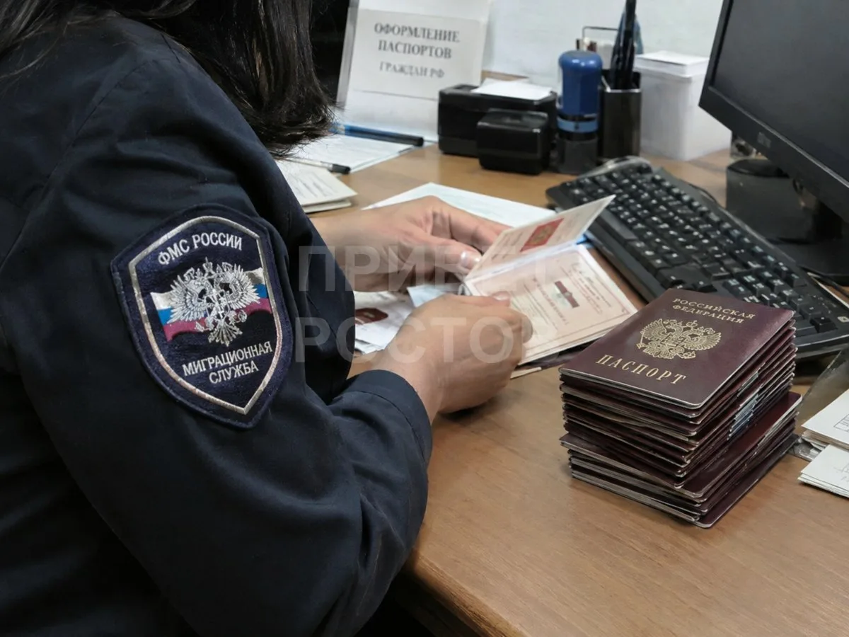 Экс-сотрудницу миграционного отдела Ростова будут судить за взятки и незаконную выдачу ...