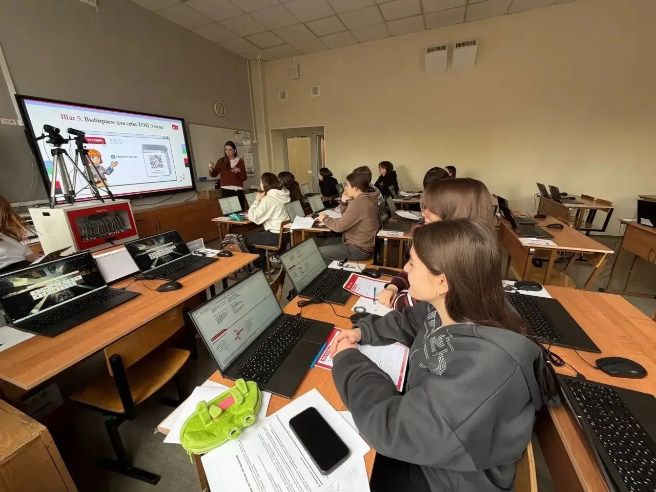 В школе прошла встреча с сотрудниками Московского центра «Профессии будущего».  Ребята 10 «В» и 11 «