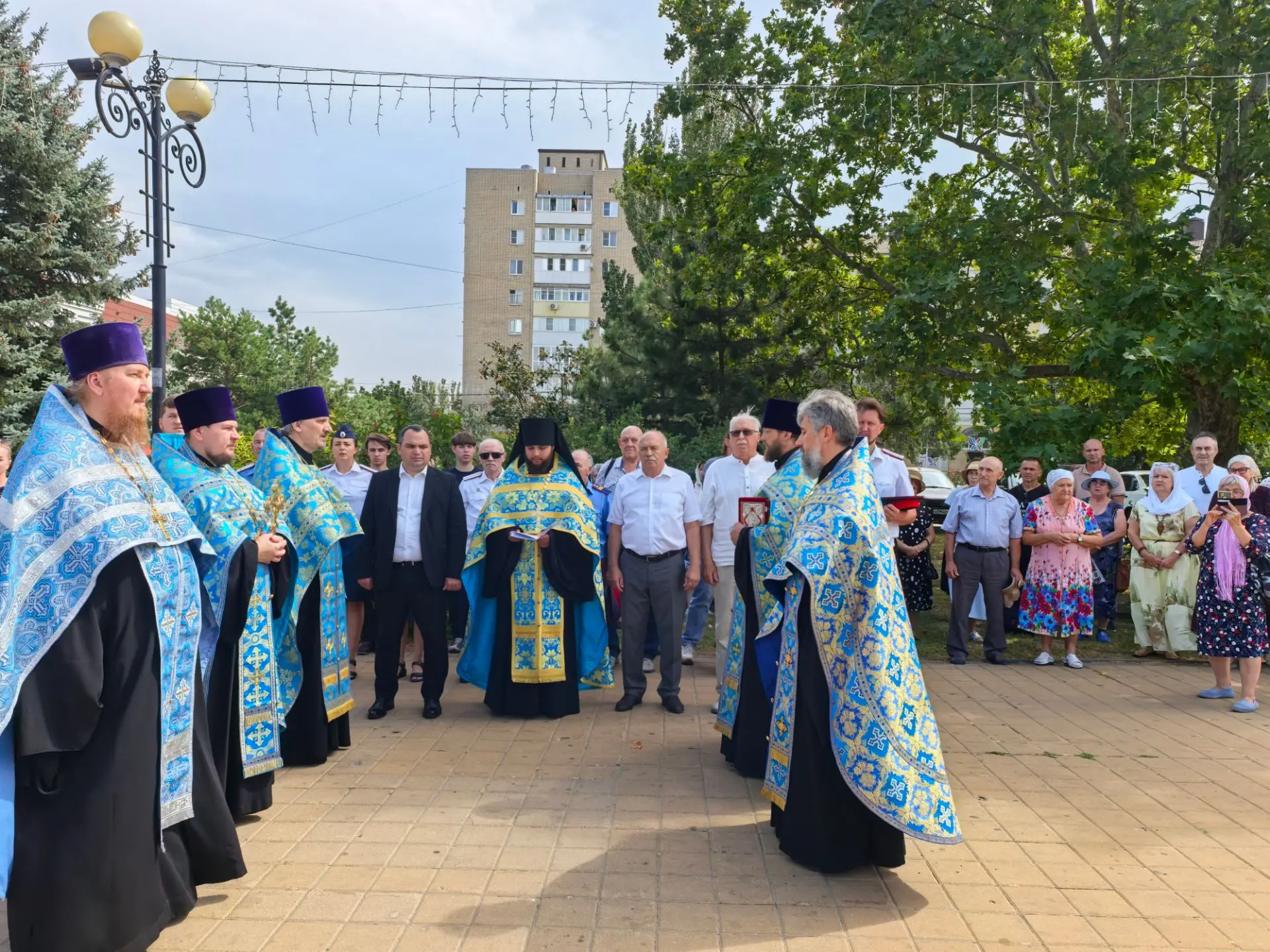 Сегодня на Петровской площади Азова прошло Соборное Успенское богослужение.