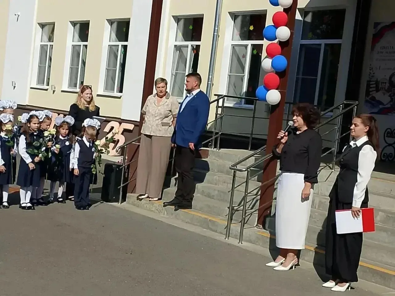 Торжественная линейка, посвящённая Дню знаний и Году единства народов России!