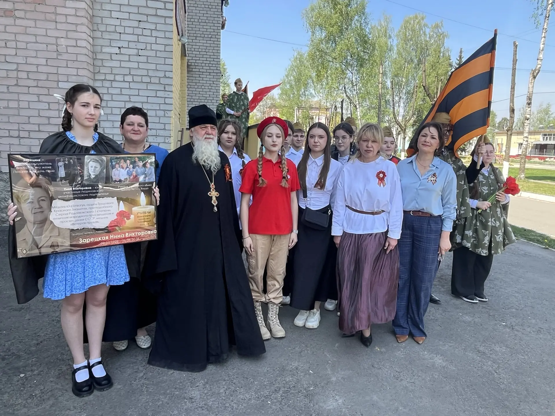 ЧТОБЫ ПОМНИЛИ В преддверии праздника Великой Победы учащиеся школы, педагоги, настоятель Казанского 
