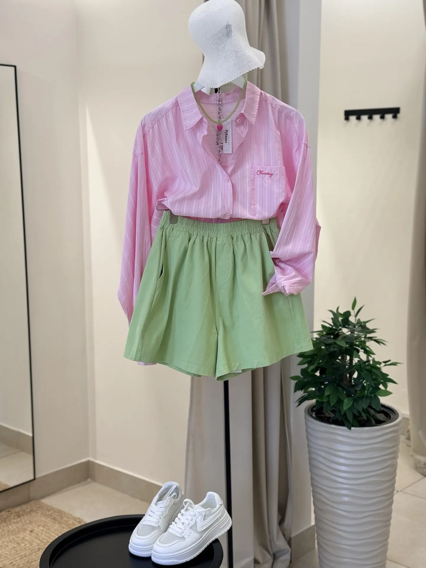 Летний must-have: шорты + рубашка

Рубашка 1700₽
Шорты 2100₽
Кеды 2200₽
Панама 790₽