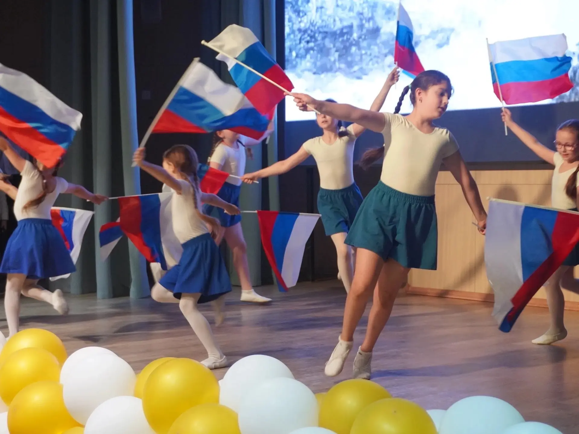 🇷🇺 педагоги и обучающиеся подготовили концертную программу, посвященную празднику - #ДеньРоссии.
Т