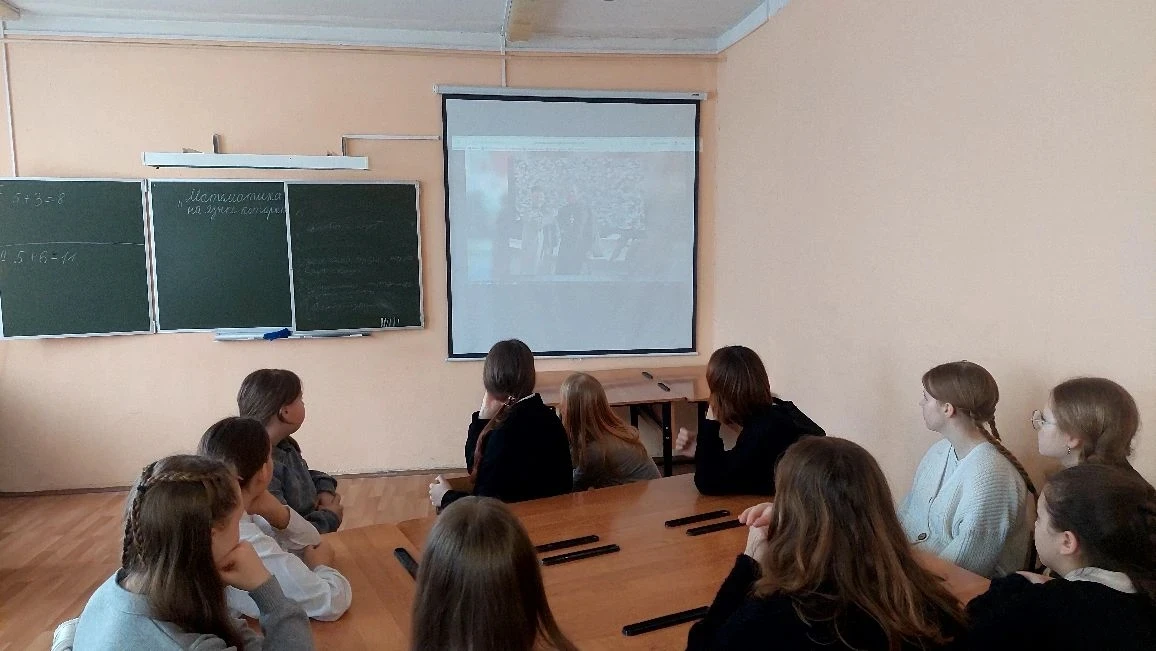 Понедельник, 16 февраля, рабочая неделя в нашей школе по традиции началась с выноса флага и исполнен