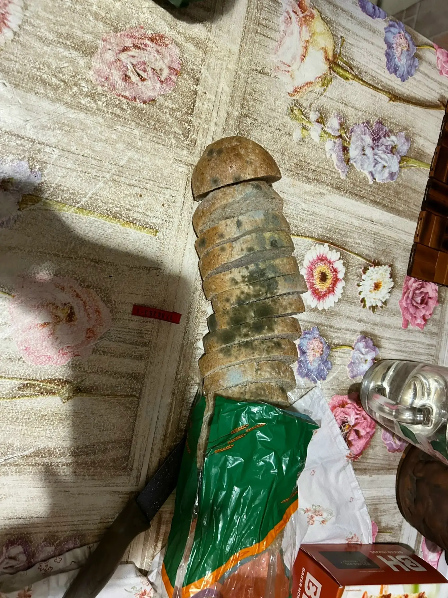 Купили хлeб сегодня в магнитe , которой около школы, срок годности 17.08.2026 год