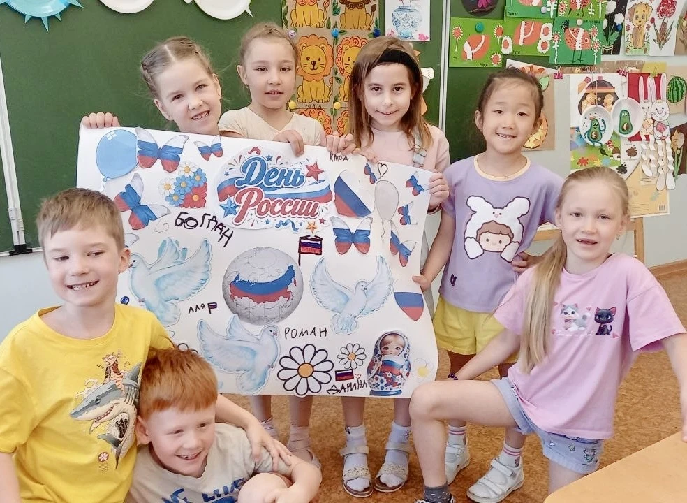 🎨🇷🇺 «Акварелька» рисует Россию: наша стенгазета ко Дню России 🖌️📰

В творческой студии «Акварел