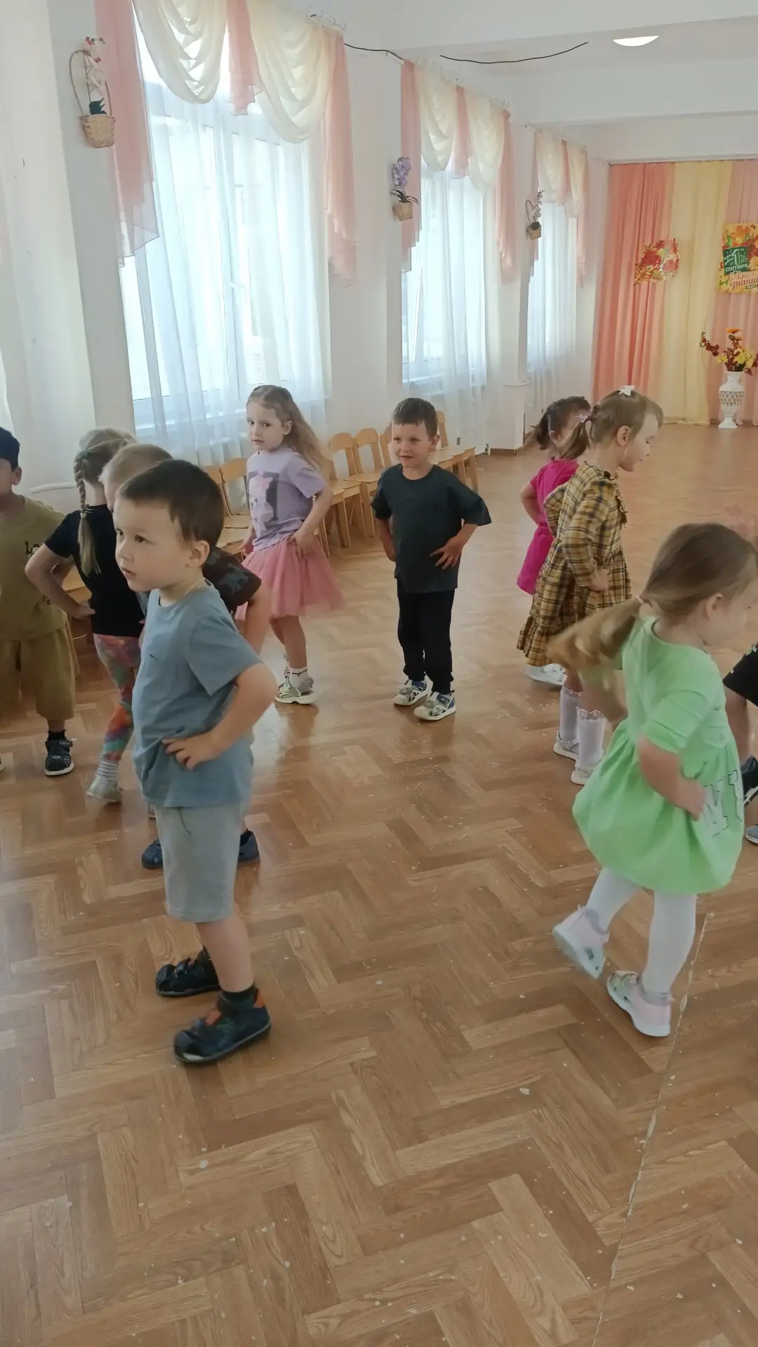 Музыкальный досуг в младшей группе .Смотрим сказку "Три поросёнка"