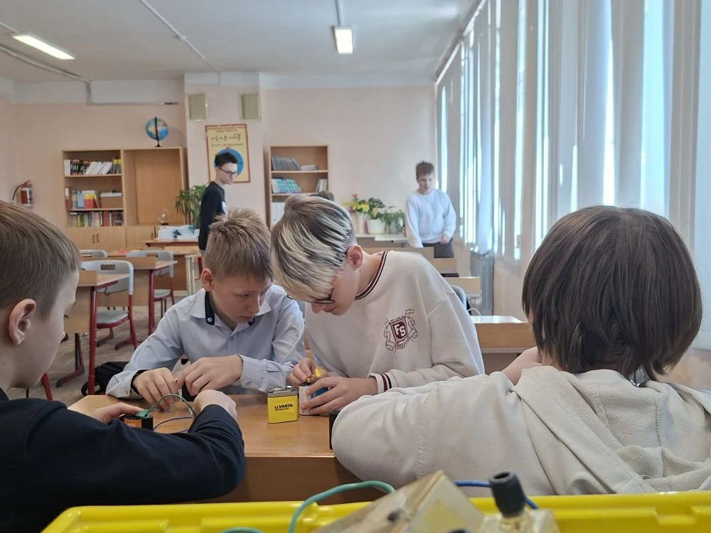Физика, которую можно собрать руками ⚙️  📣 7Н-класс —  это IT-вертикаль, у них не просто уроки, а пр