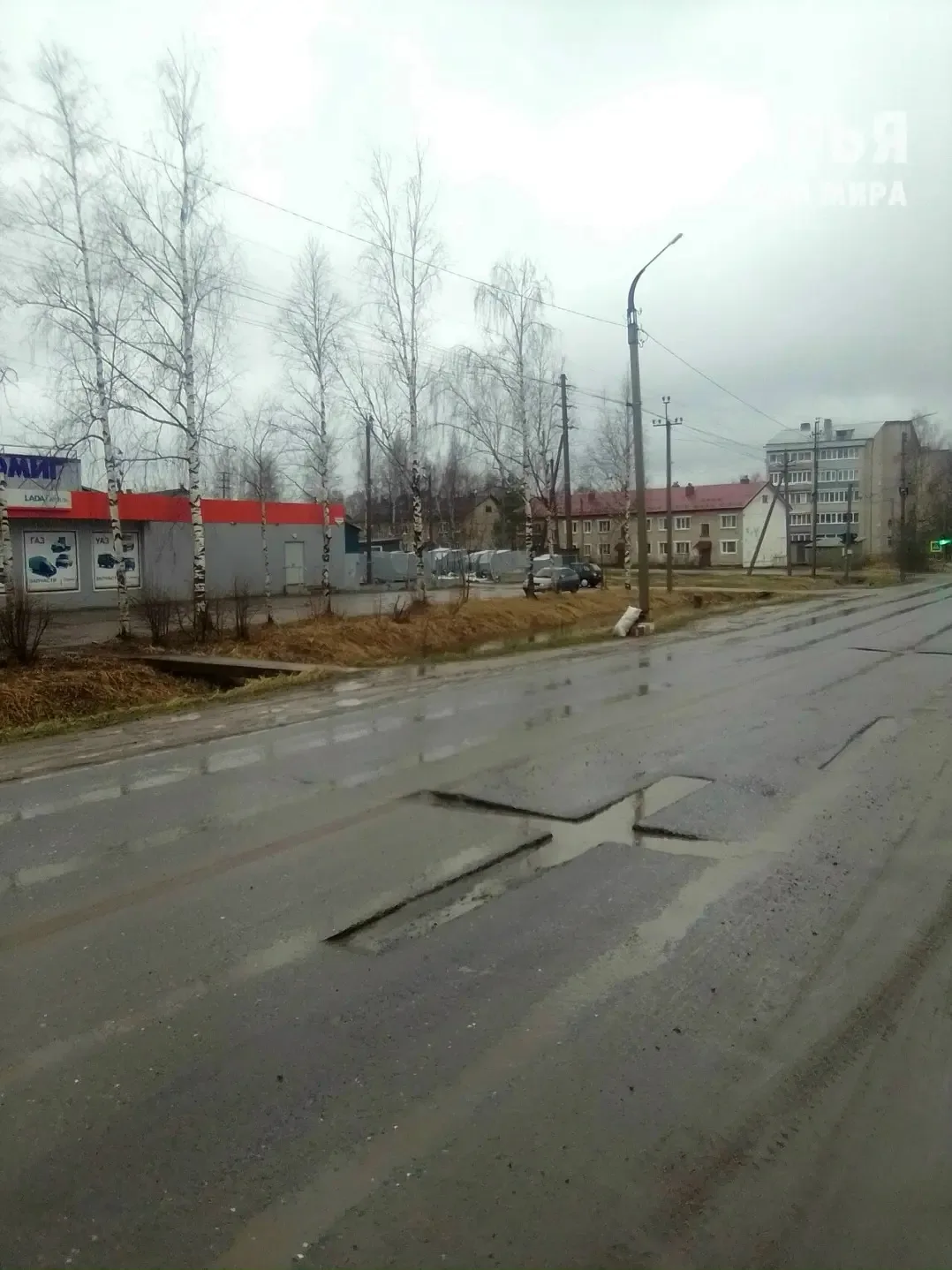 💥 В Шарье рабочие поставили на дороге кресты  На улице имени 50-летия Советской власти в Шарье дорож