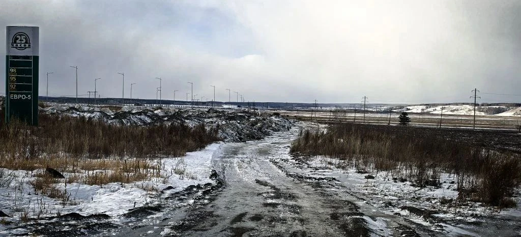 🚨 Несанкционированная свалка грязного снега с мусором у сельхозполей! 🚨
