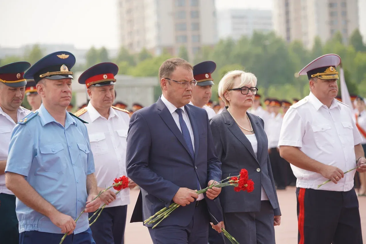 На торжественной линейке у мемориала Воину-Освободителю губернатор Илья Середюк поздравил выпускнико