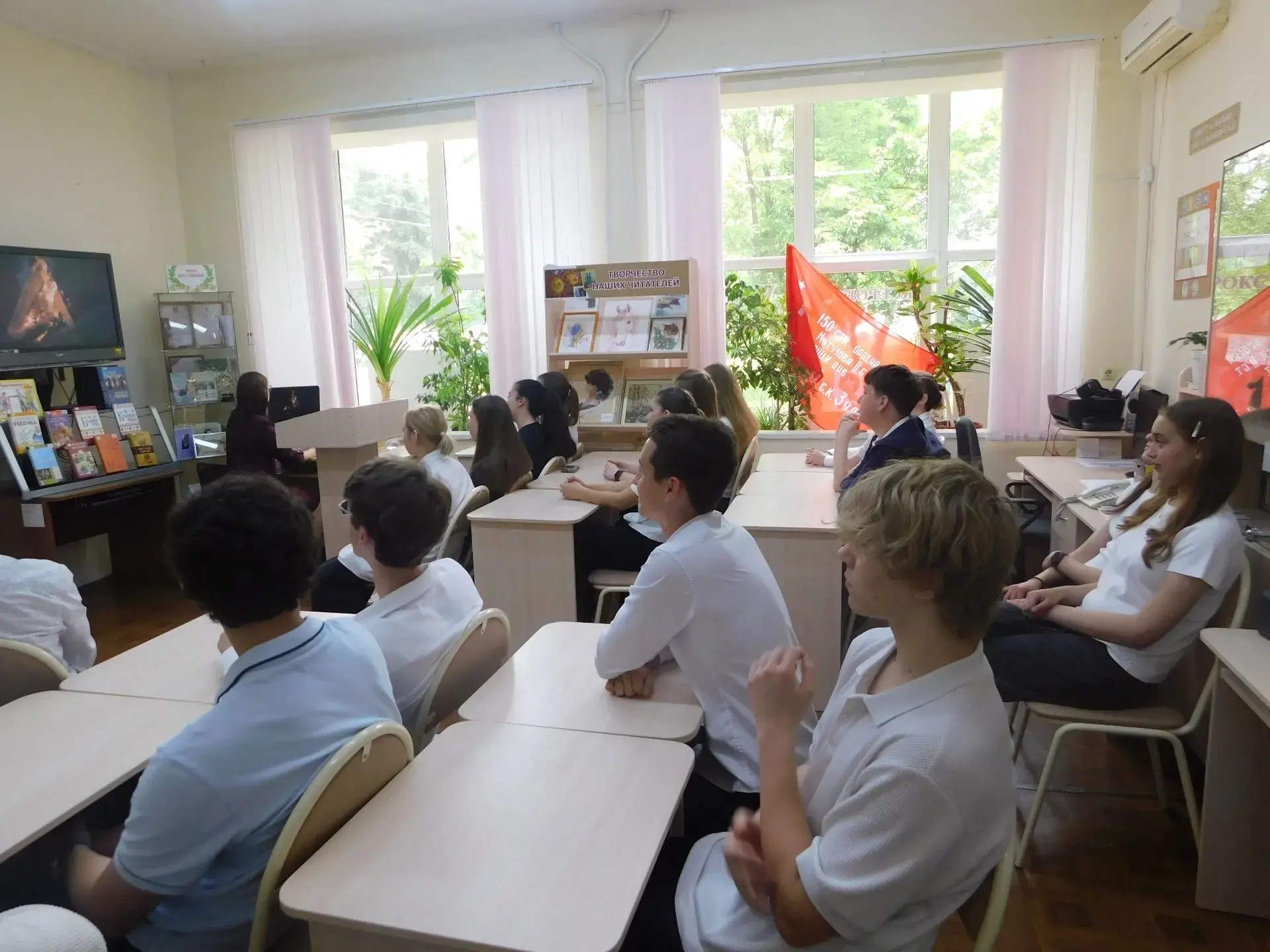 📚 9В класс посетил библиотеку Кузнецова!  Наши ребята — большие молодцы! Сегодня они с огромным инте