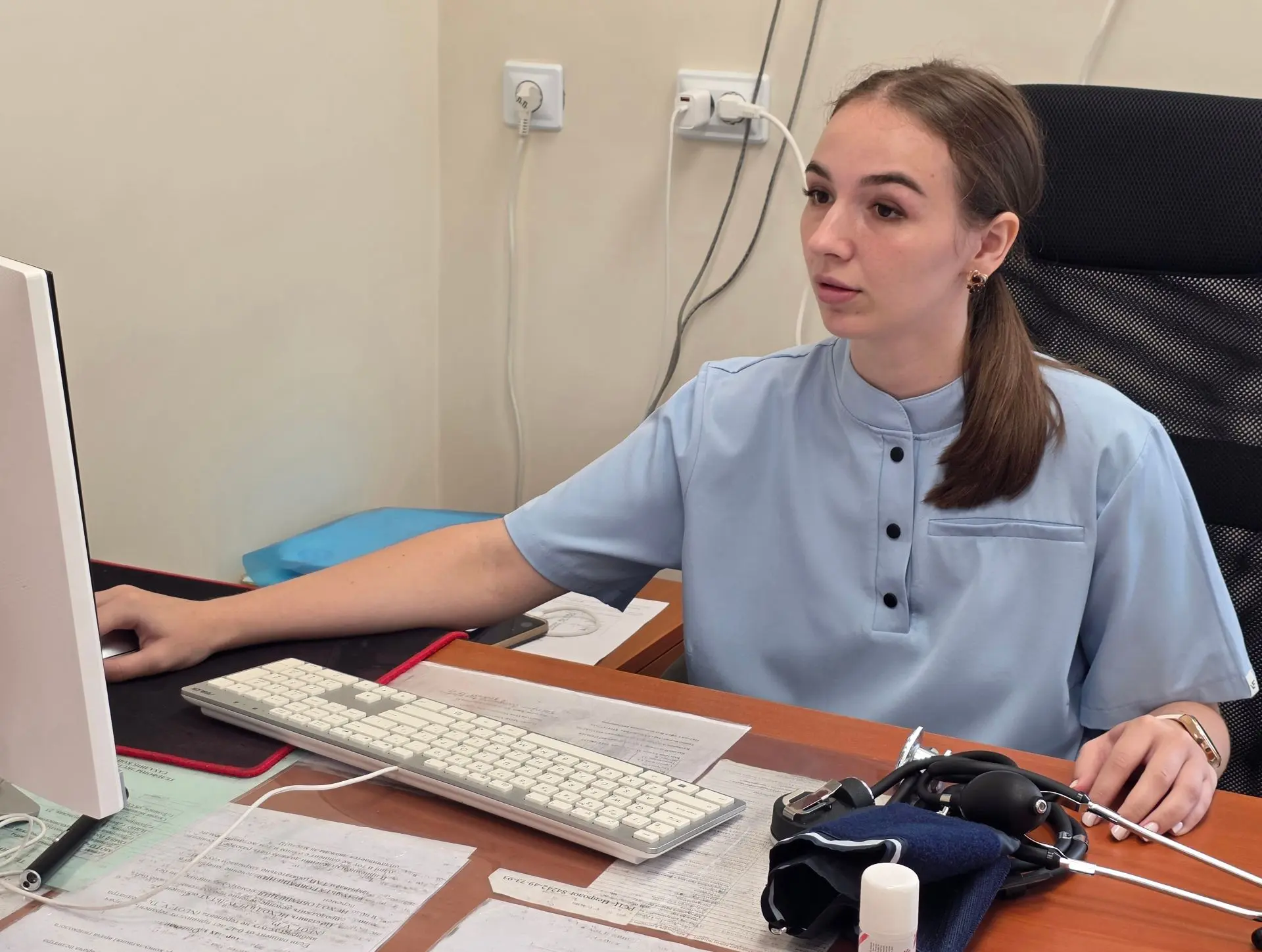 Еще немного кадров из Долинска. В приемном покое ЦРБ с этой недели пациентов принимает ...