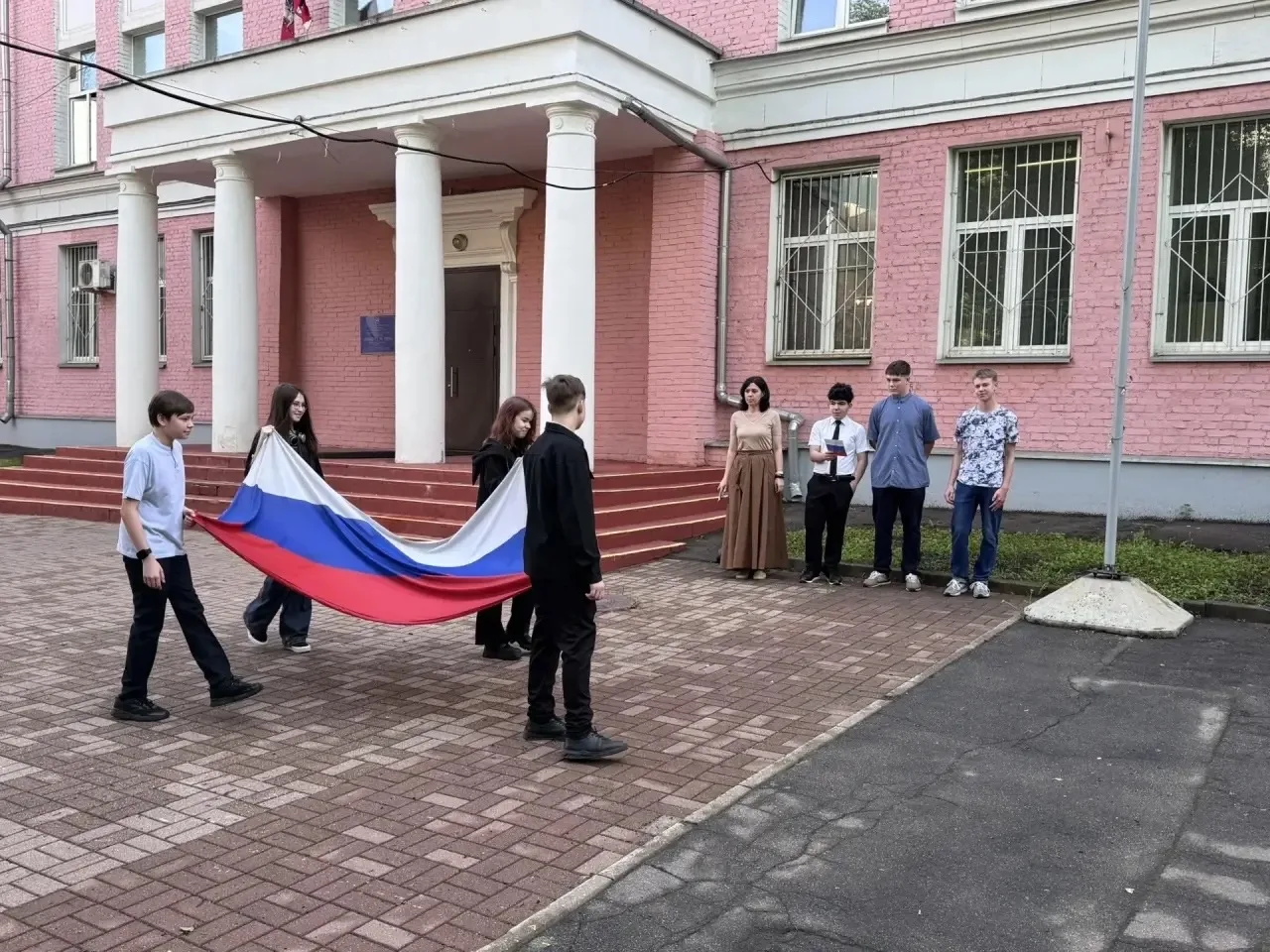 🇷🇺Утро понедельника встретило наших ребят по-настоящему летней погодой  А традиционная церемония под