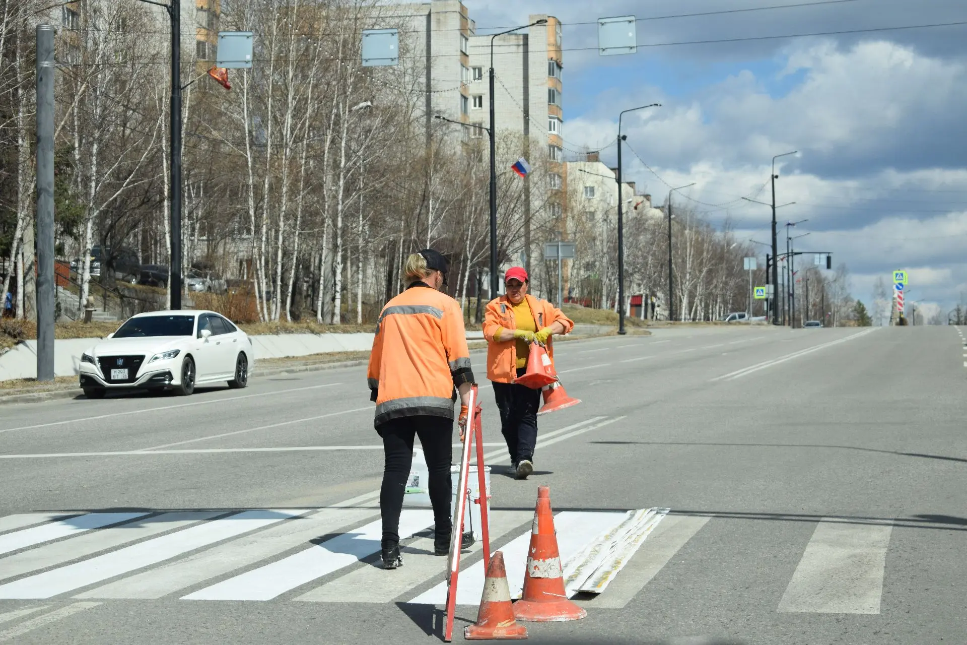 В Тынде стартовали работы по обновлению дорожной разметки после зимнего периода  Сотрудники муниципа
