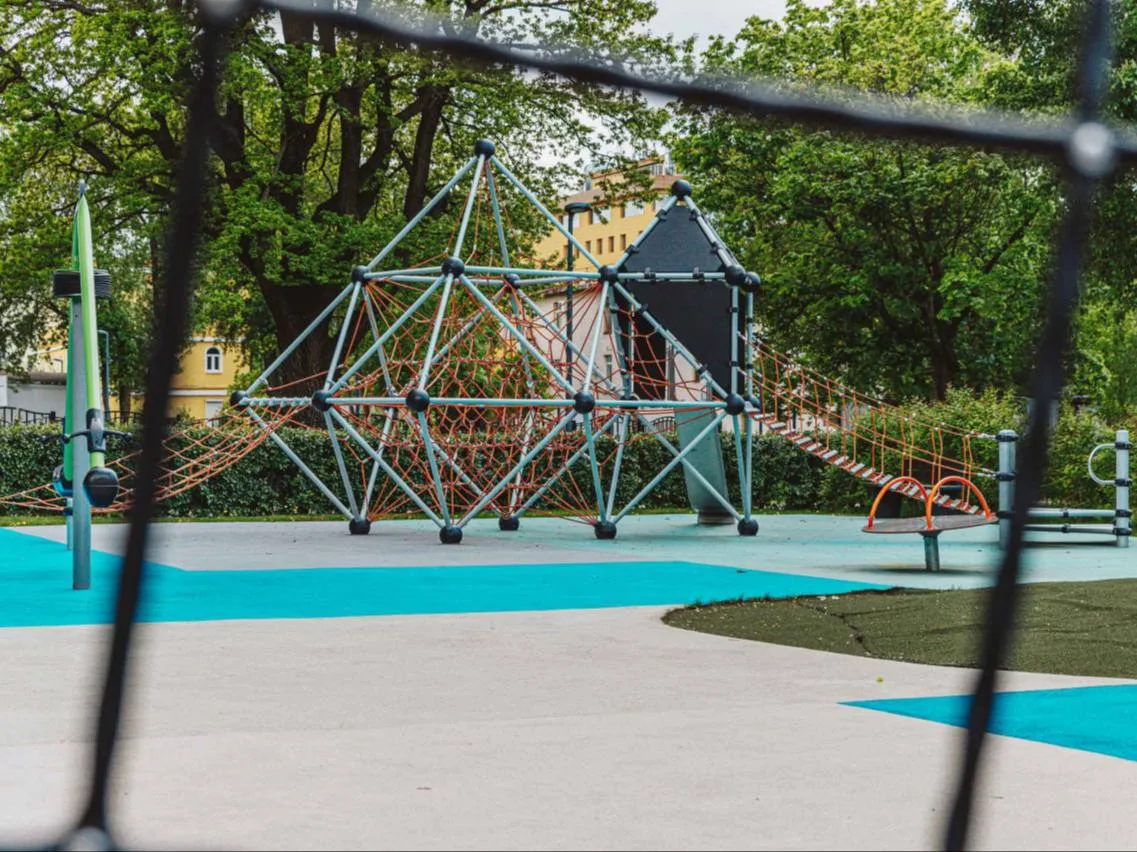 🌳 Детский парк у Таганского парка  🗓 круглосуточно  Зоны: для малышей до 3 лет (песочница, качели, п