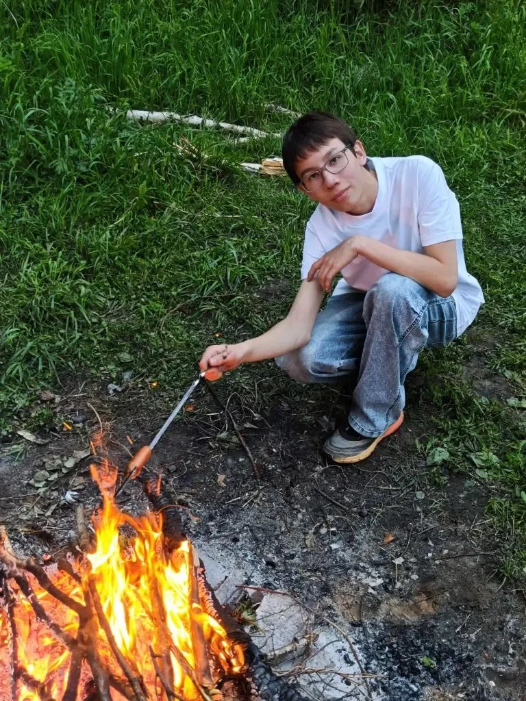 Эх, юность 🔥 С сосисками да картошкой на костре. С музоном 🤣 Такая ностальгия. Было в...