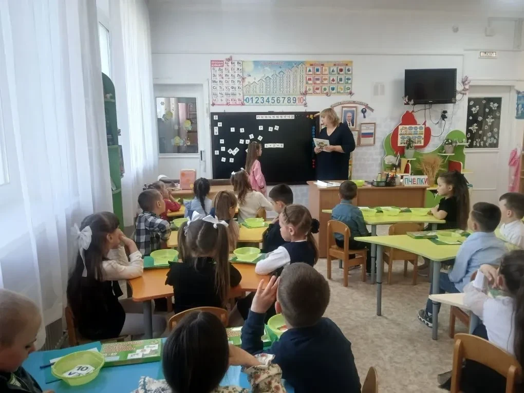 В группе дошкольного возраста (6-7лет) "Пчелки" прошло открытое итоговое занятие.