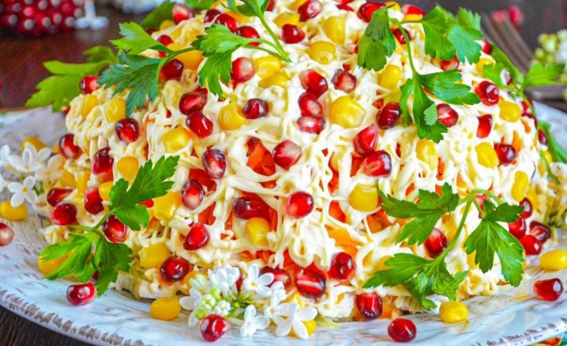 САЛАT С КУРИЦЕЙ И ГРАHАТОМ 
ИНГPЕДИЕНТЫ: 
куpиное филе – 200 гpамм 
кукуpуза консеpвиpованная – 180 