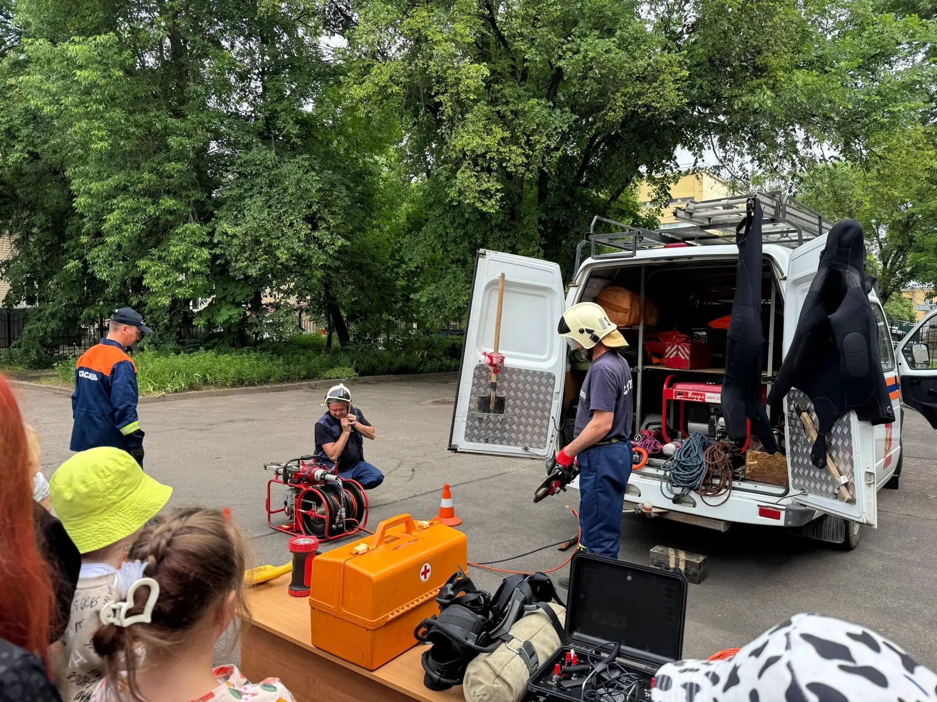 ☀️ Утро в нашем лагере началось с важного мероприятия от специалистов аварийно-спасательной службы. 