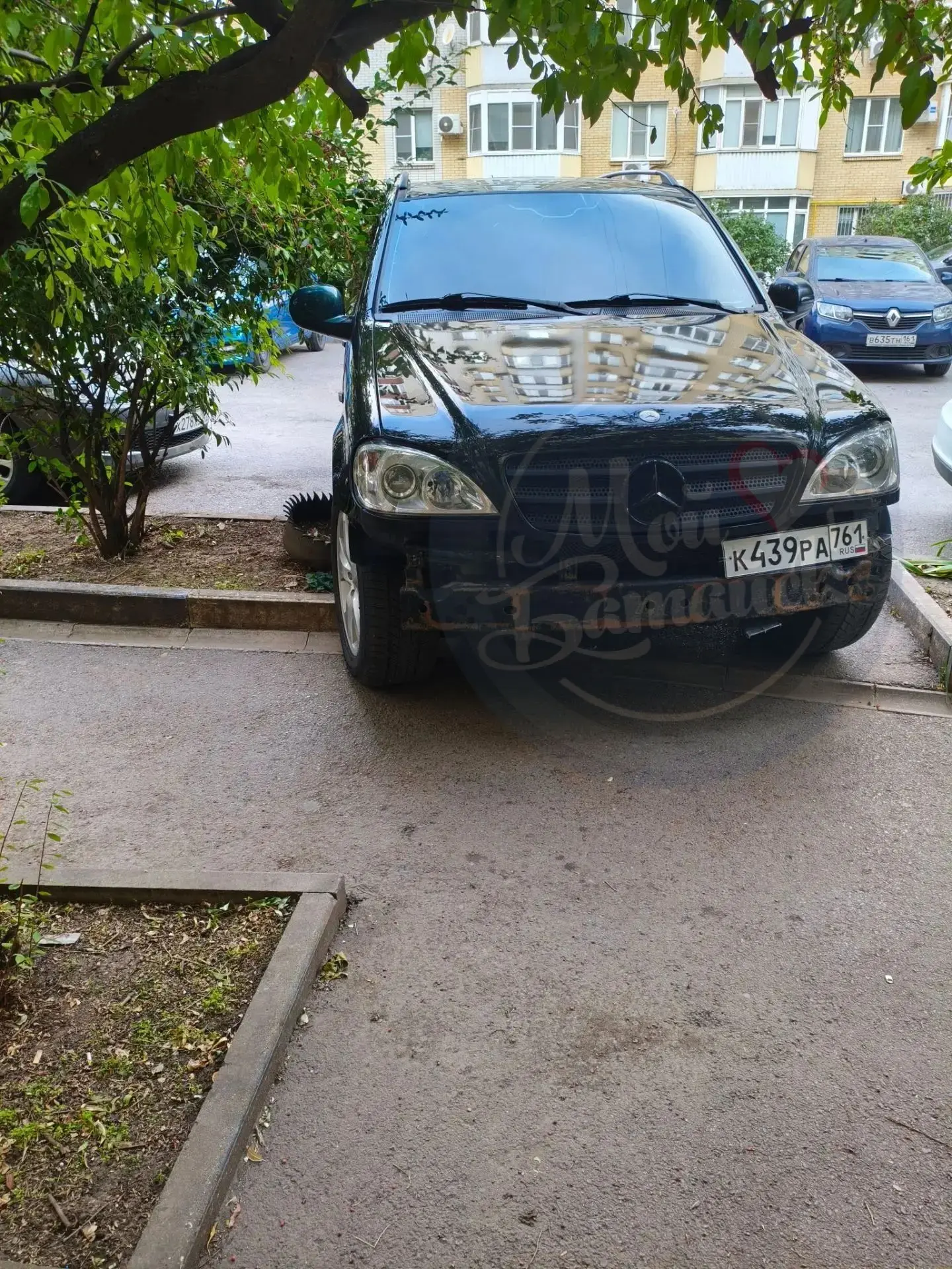 📍 Коммунистическая, 197а, корпус 1: водитель припарковался на тротуаре и клумбе 🤬