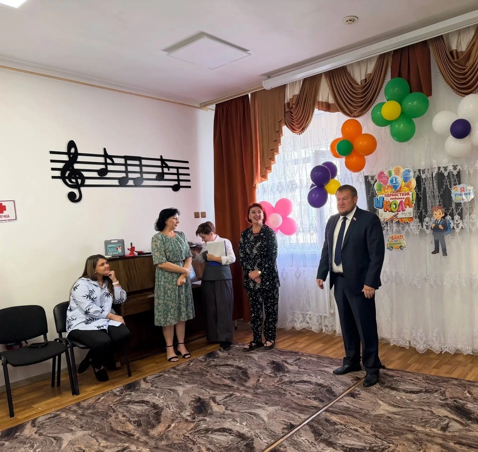С Днем знаний! В нашей школе прозвенел первый звонок! 🔔✨