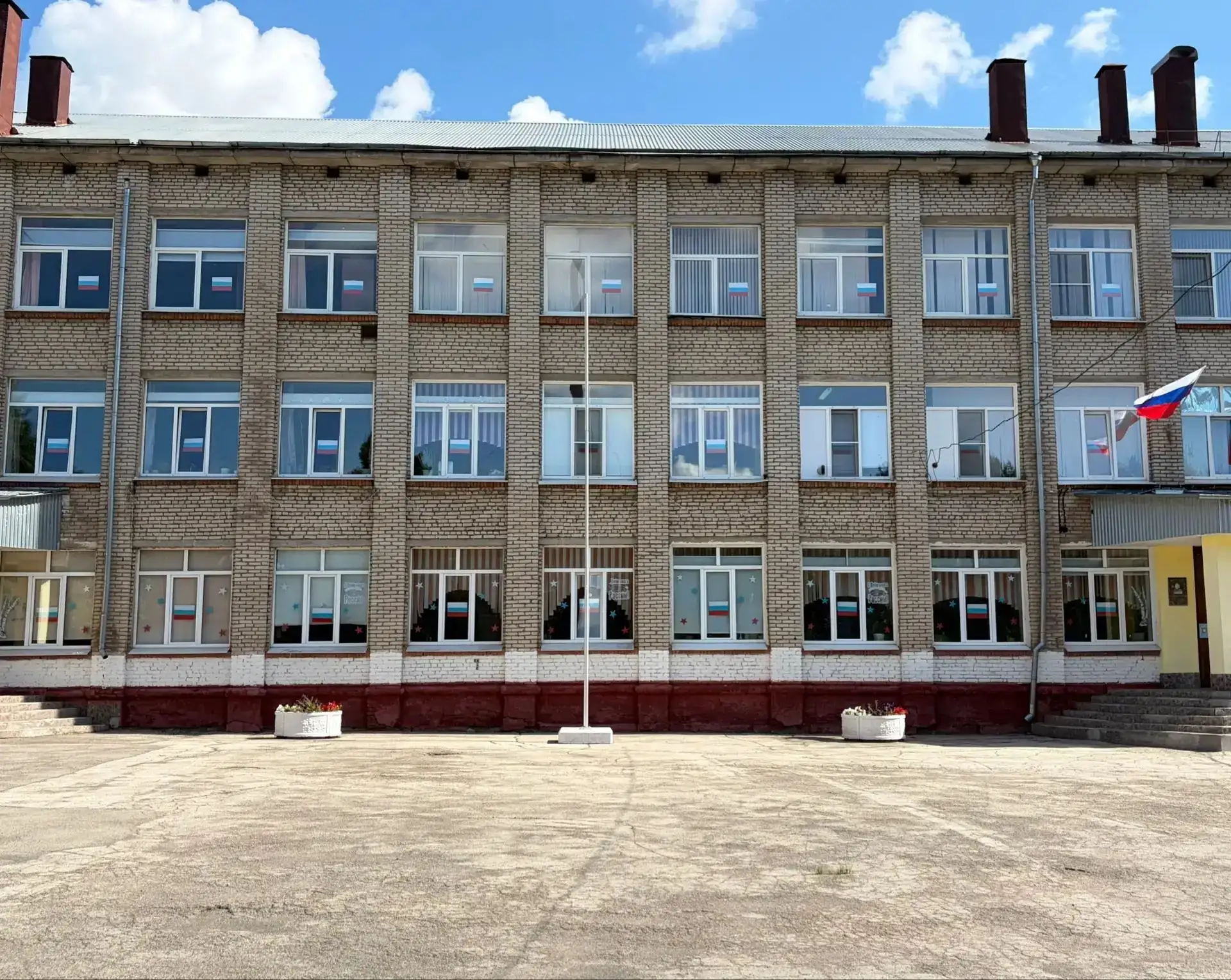 🎉 Завершилась патриотическая акция «Флаг России в окнах страны», посвященная Дню госуд...