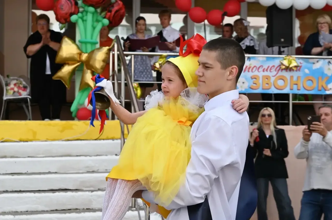 Дорогие выпускники!Уважаемые родители! Поздравляем вас с праздником Последнего школьного звонка! Пус
