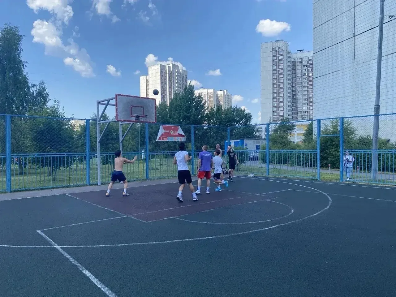 Глущенко Артём, обучающийся 10Б класса, принял участие в турнире по баскетболу в честь дня России. О