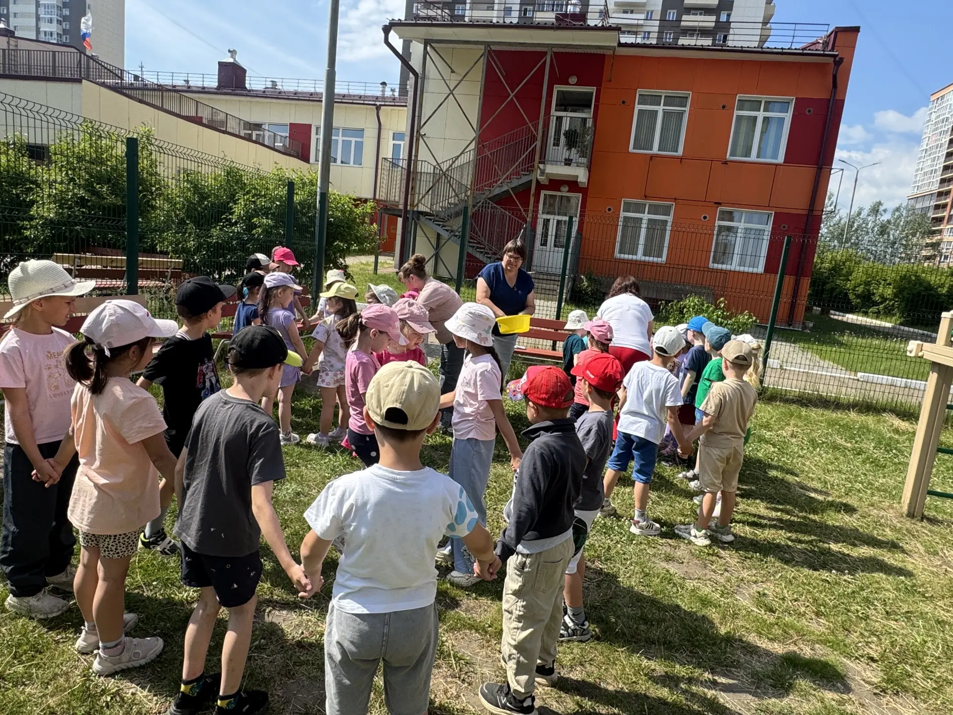 День поиска клада в нашем детском саду!

Вчера  у ребят был настоящий день приключений! Наши юные ис