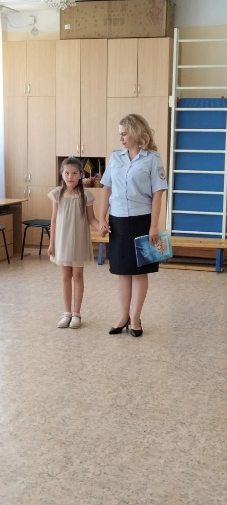 В наш детский сад пришёл инспектор ГИБДД, 👮‍♀️и провела беседу с детьми в старшей и подготовительно