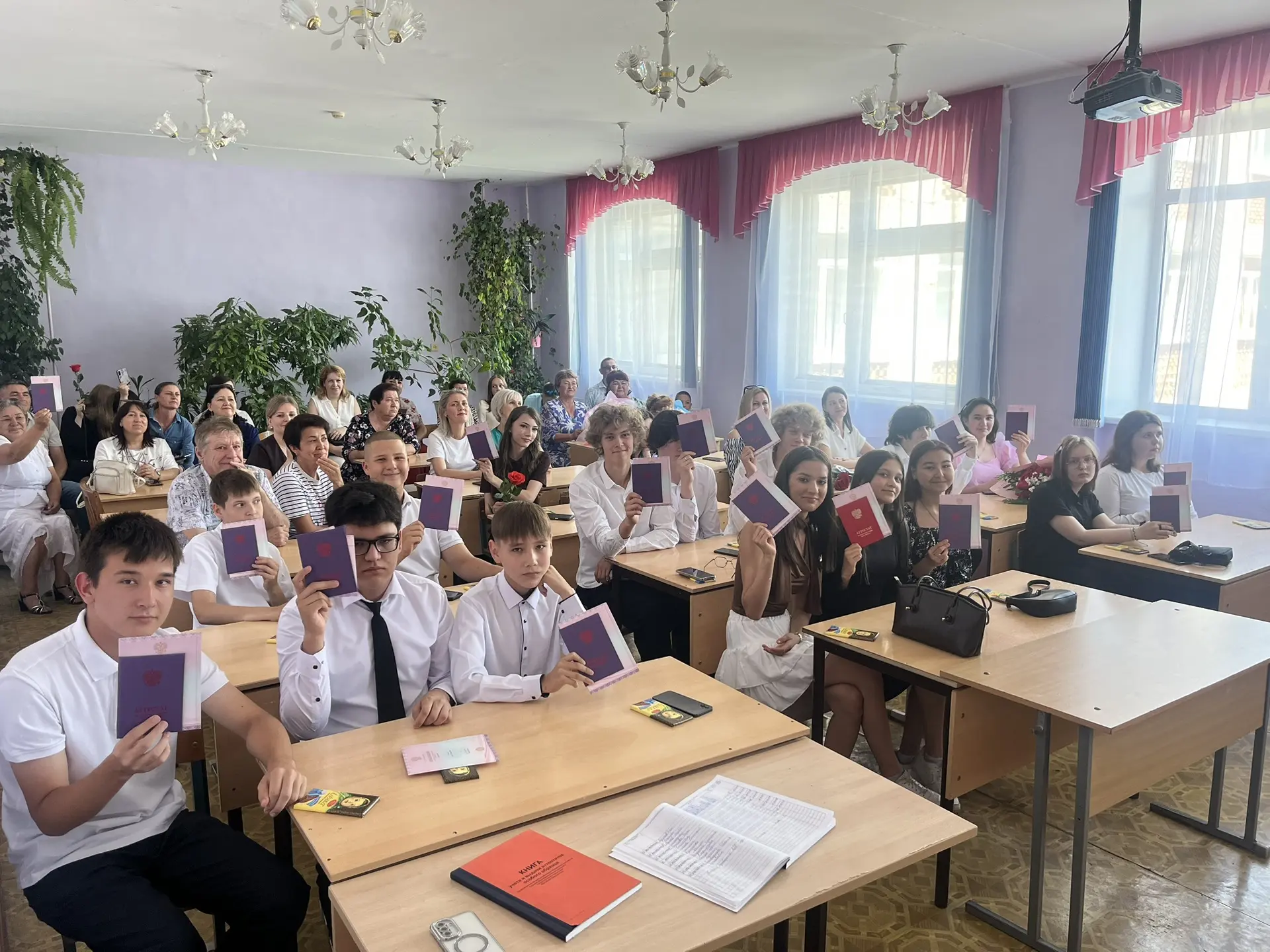 Ура, выпускной! В нашей школе вручили аттестаты!