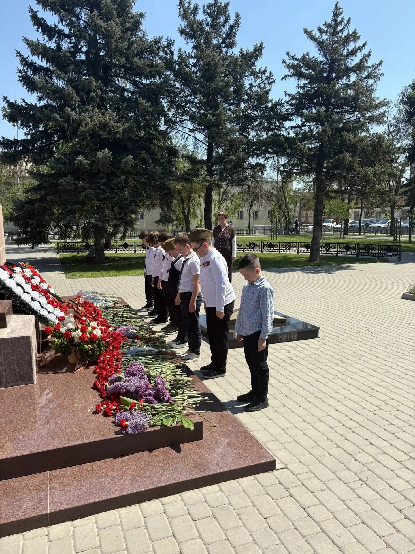 В акции памяти и возложении цветов на площади Свободы приняли участие учащиеся 2А класса.