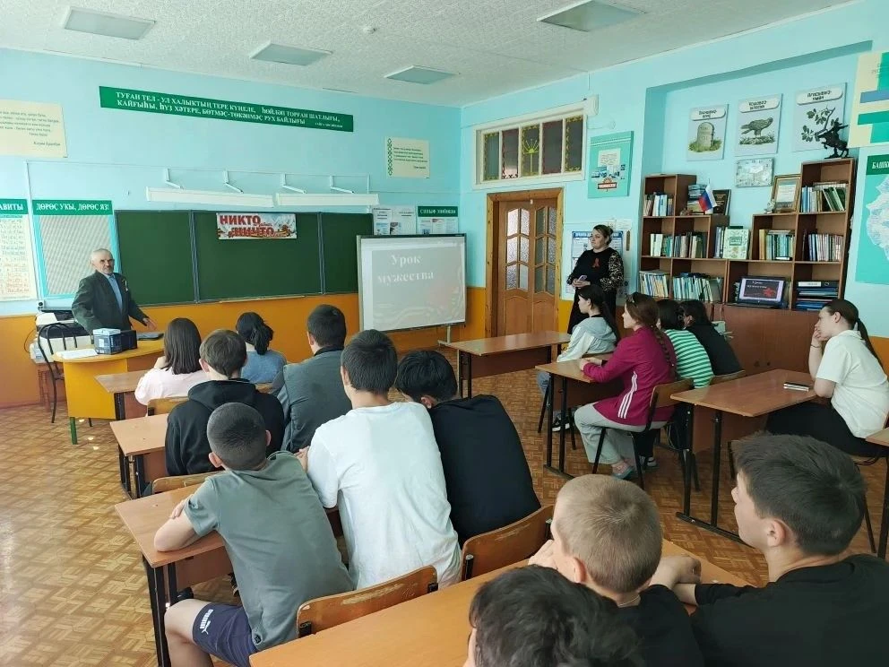 Сегодня в 8-10 классах прошел «Урок мужества». На уроке  состоялась встреча с сыном вет...