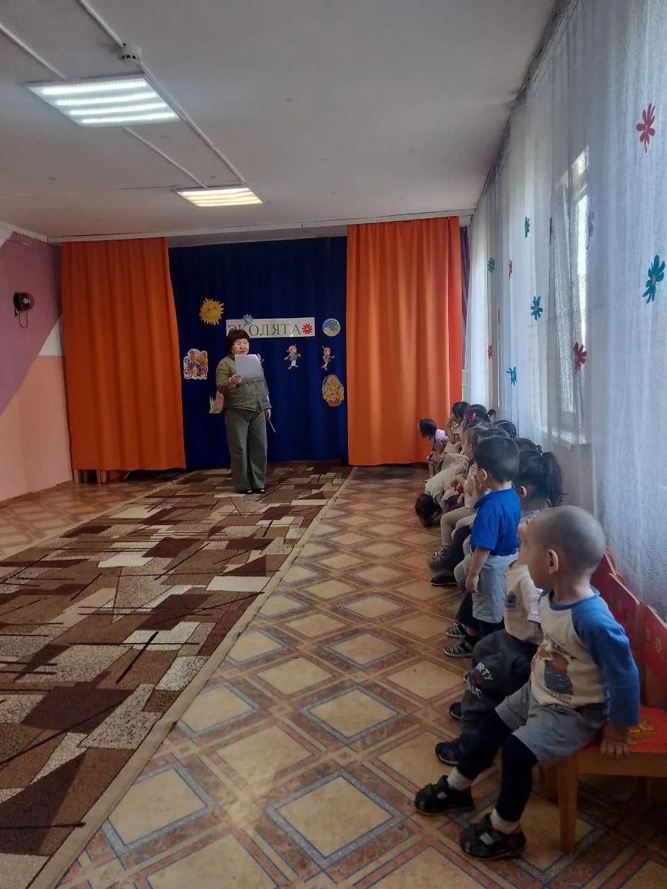 Сегодня дети второй группы раннего возраста познакомились с Эколятами. Эколята-это малы...