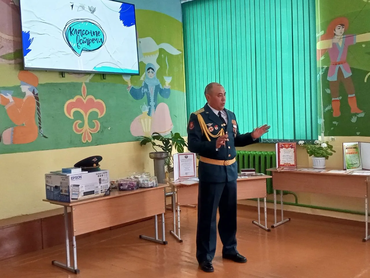 Моя Родная школа... 
Как много в этих словах. 

Заходили туда пацанами и девчонками — с букетами, в 