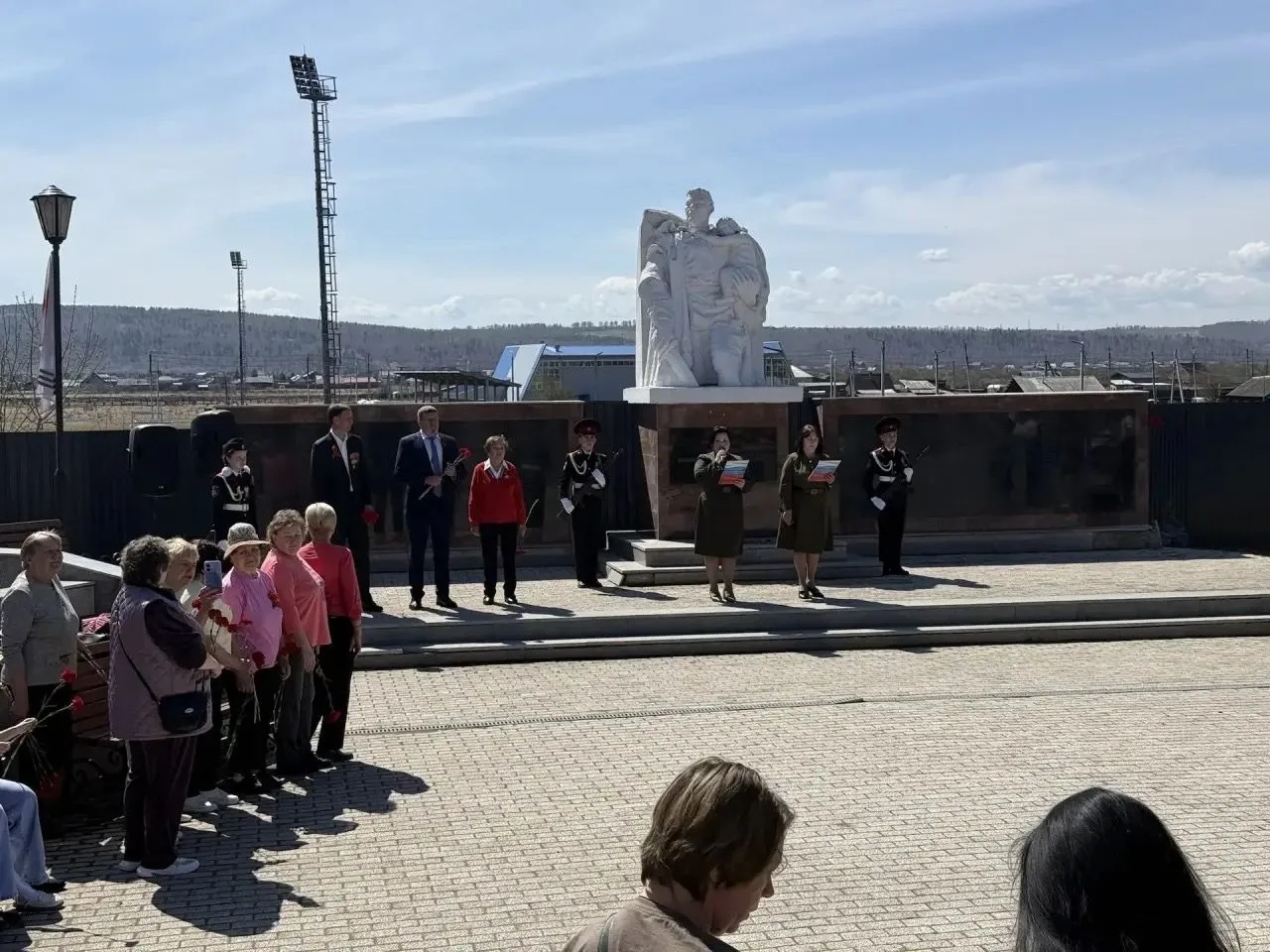 Обучающиеся нашей школы приняли участие в торжественном митинге в селе Урик. Кульминацией мероприяти