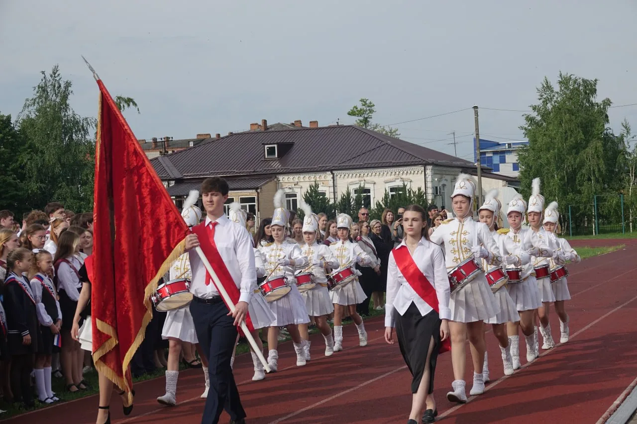 В городском лицее № 1 торжественная линейка, посвященная последнему звонку,  прошла уже в 114-й раз.