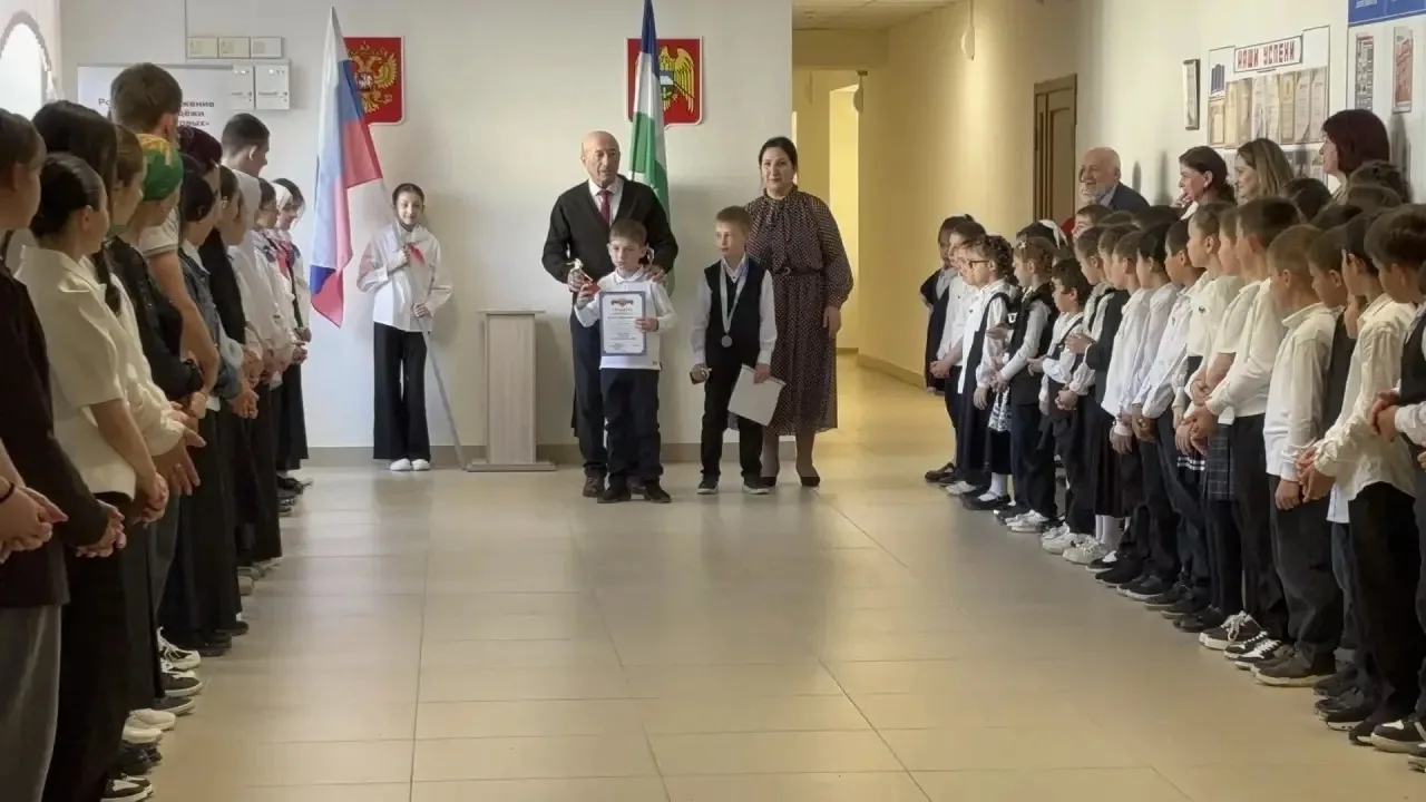 🚀Традиционно утро понедельника в нашей школе началось с торжественной линейки, исполне...