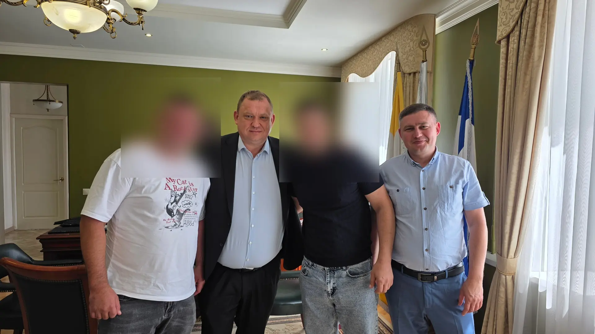 Практически ежедневно в администрацию округа приходят наши земляки, несущие службу в зо...