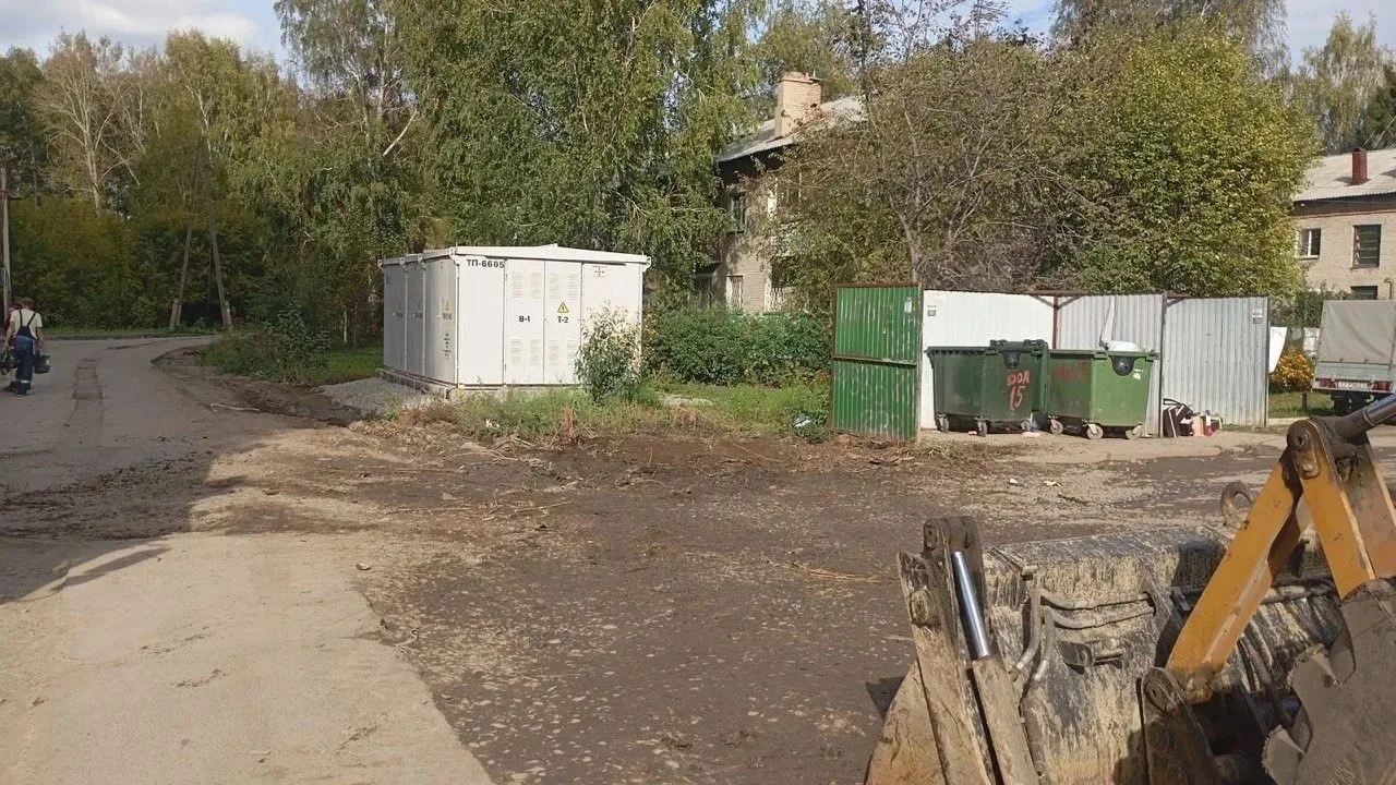 Продолжаются работы по вывозу порубочных остатков с территории города Оби.