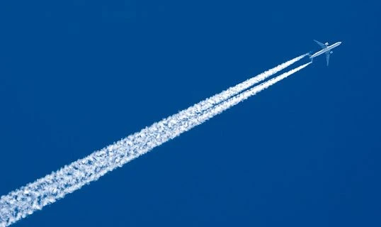 ✈️ Почему самолёт оставляет белый след в небе?