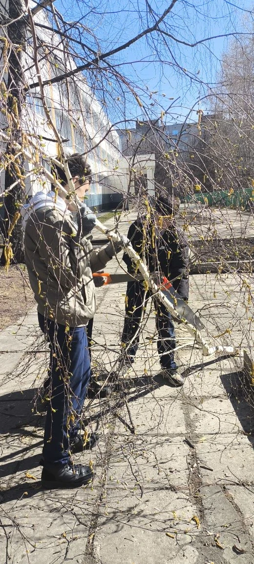 🌪️ Устраняем последствия непогоды.  Недавняя непогода оставила свой след и на территории нашей школы