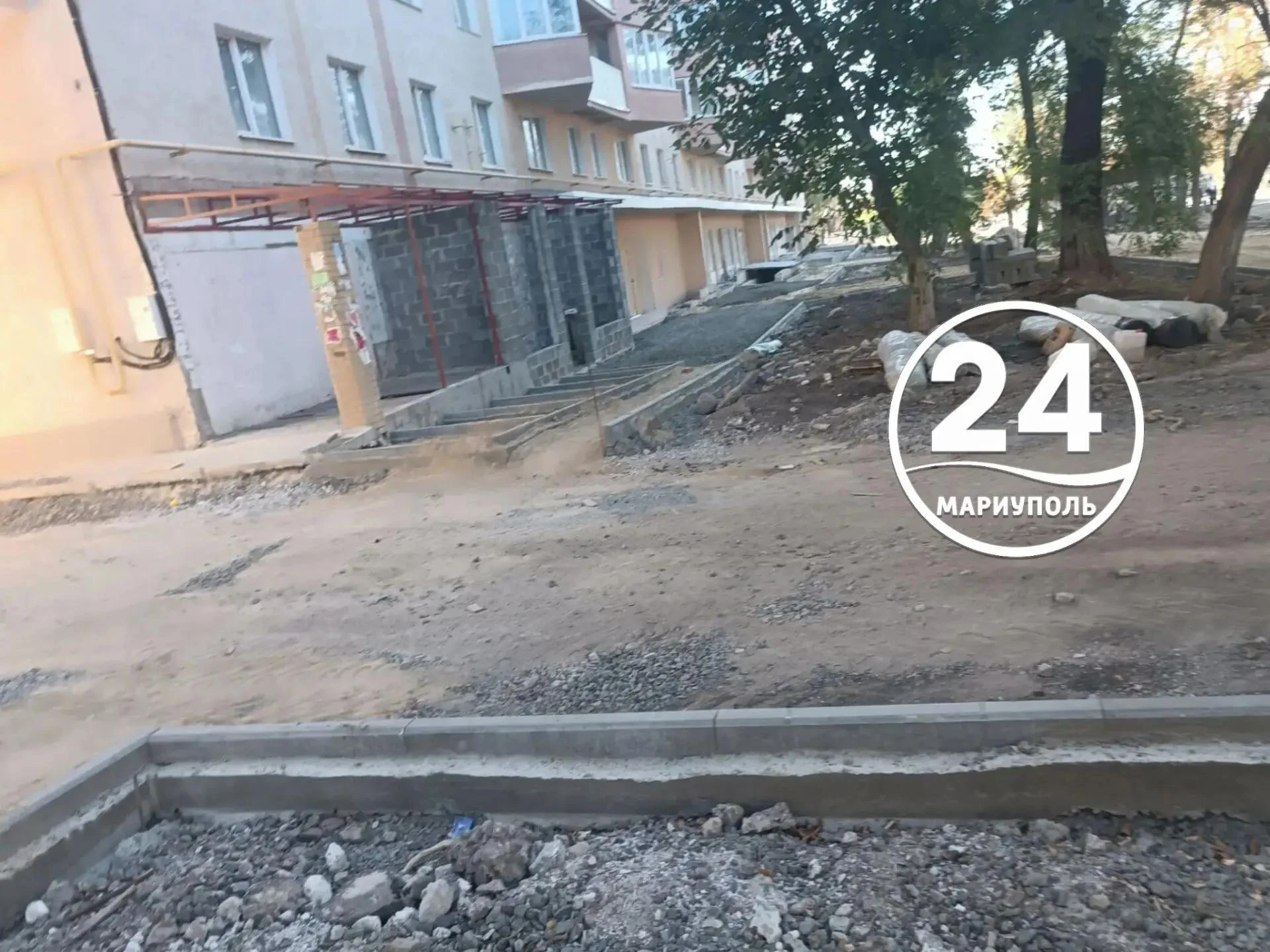 🛠Возле пересечения проспекта Ленина с улицей Зелинского в Мариуполе проводится замена ...