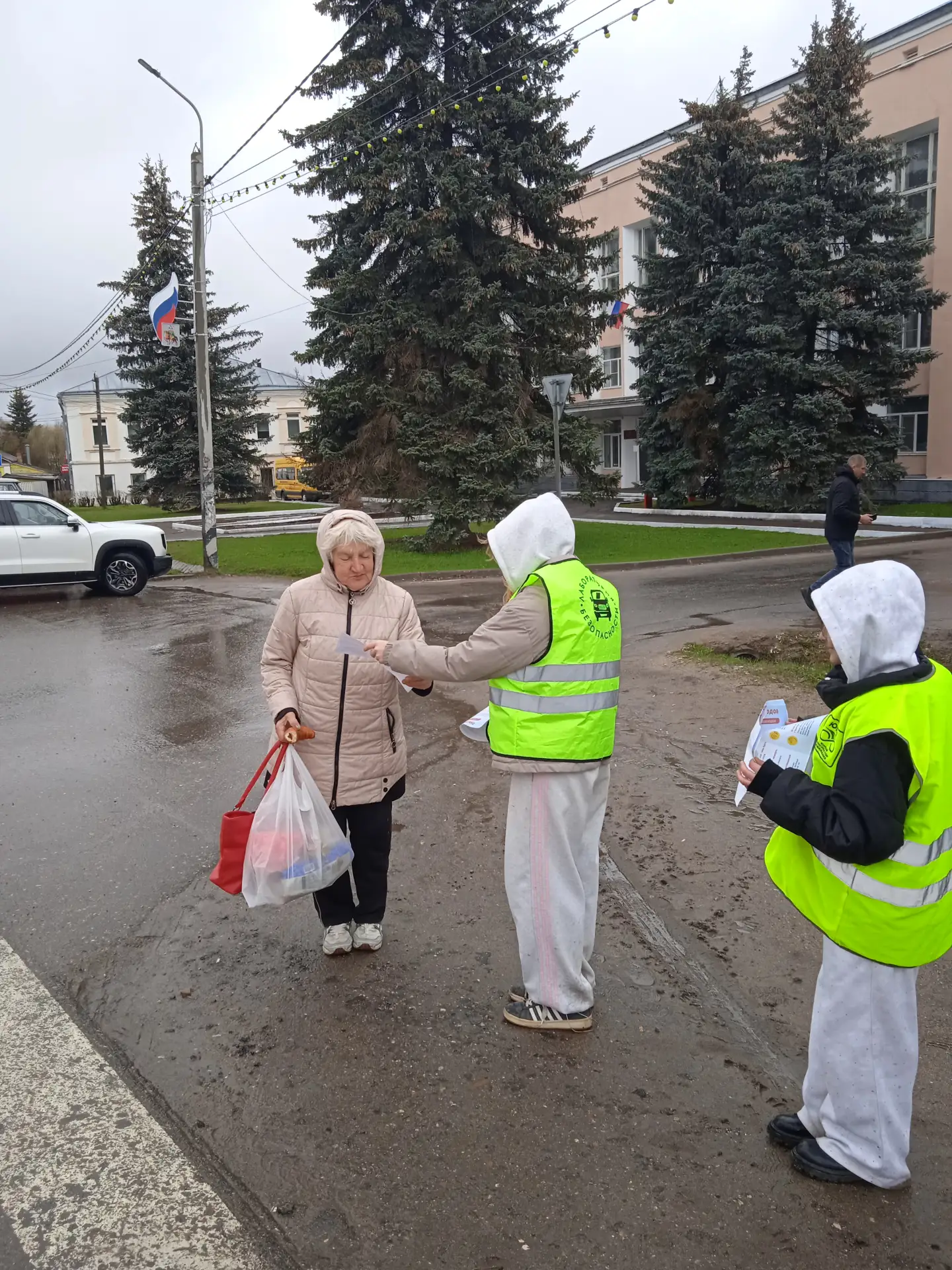🚸 Акция «Пешеход! Внимание, переход!»  Вчера отряд ЮИД совместно с сотрудниками отделения Госавтоинс