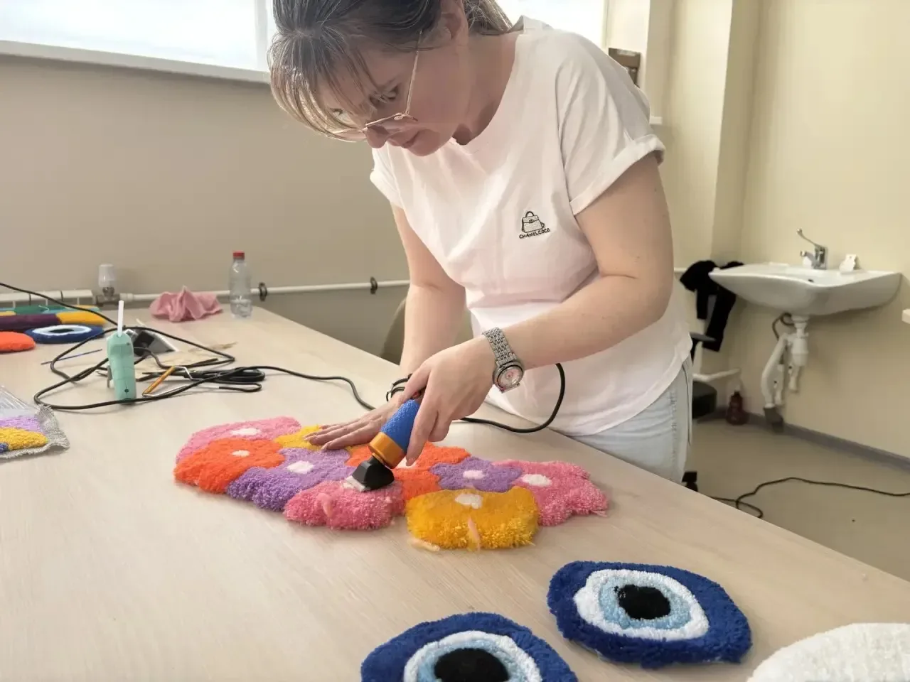 Нитка за ниткой: в центре «Мои Возможности» осваивают тафтинг 🧶  Воспитанники подведомственного учре