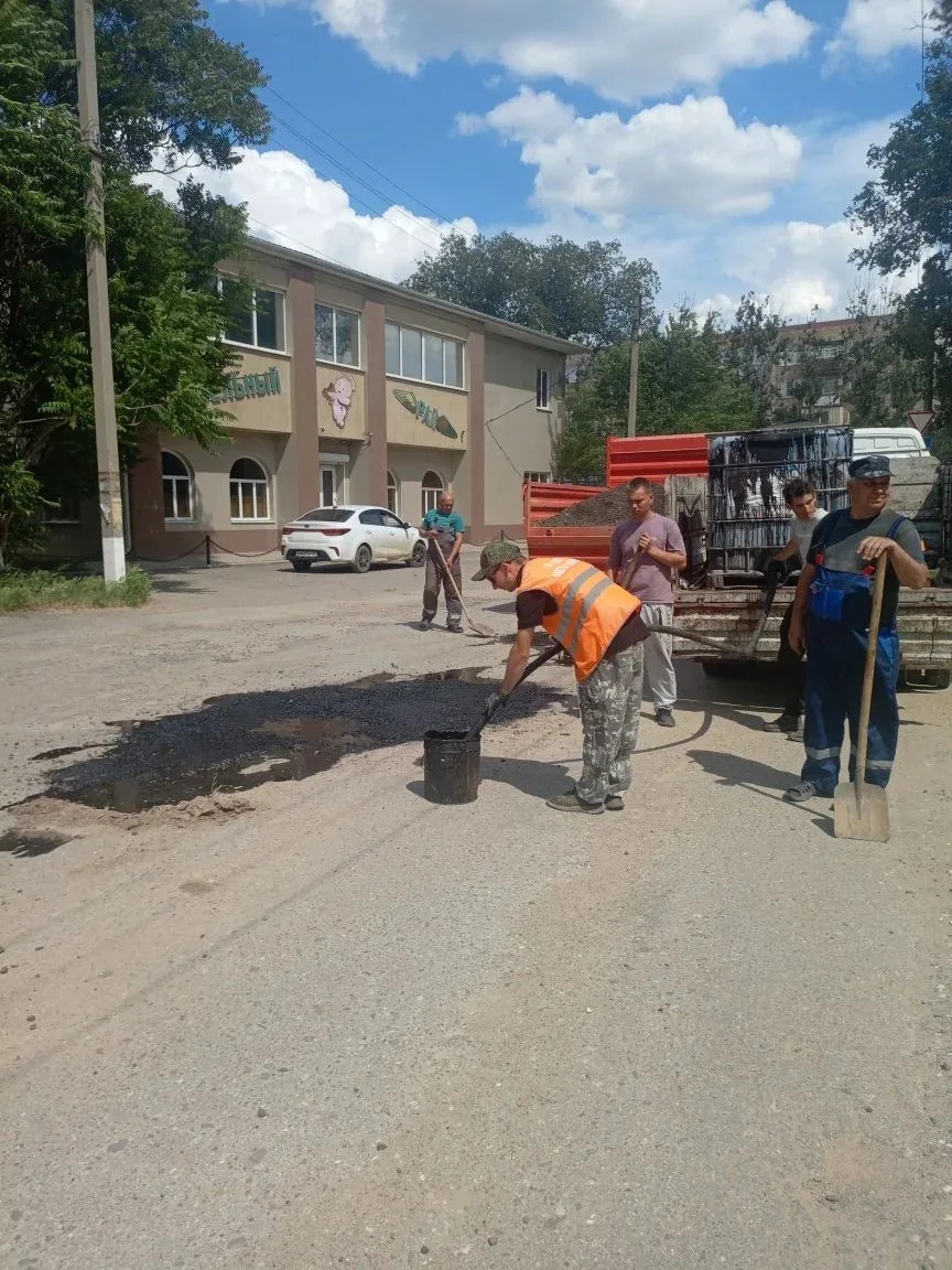 Дорожной службой учреждения выполнен ямочный ремонт по ул. Ленина в п. Лиман.
Для предотвращения нал